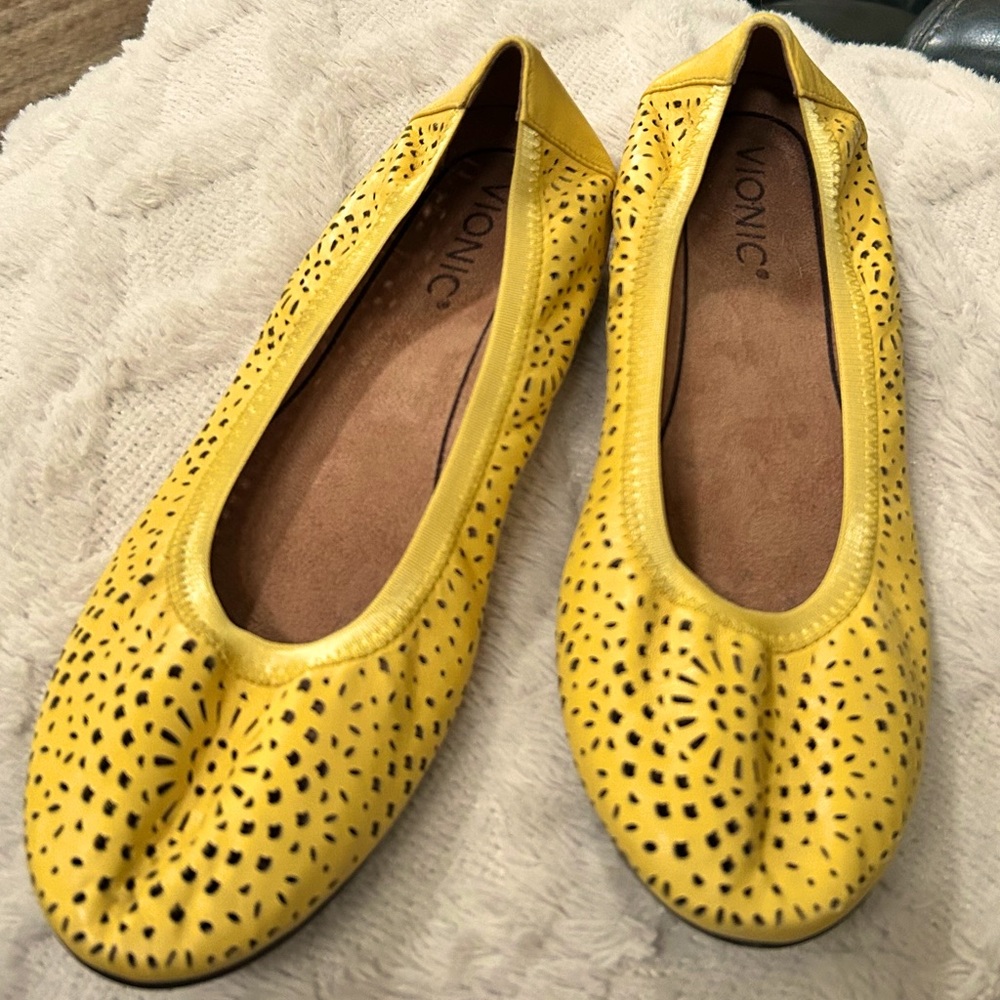 Vionic Robyn Perforated Flats Yellow Size 8 M Buttercup EUC Worn Once - Picture 3 of 12